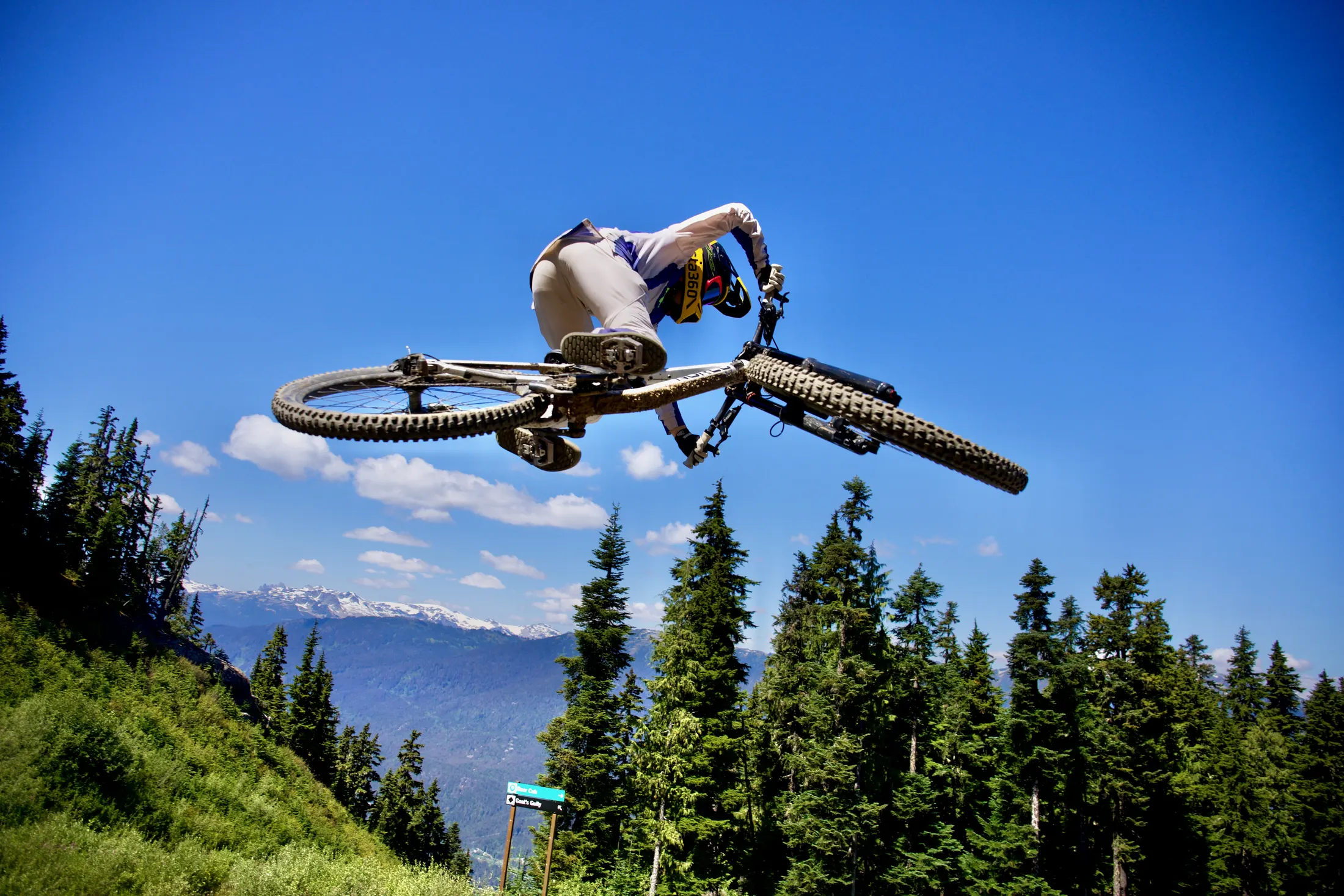 Mateo Mercado saltando en Whistler con su bicicleta de downhill