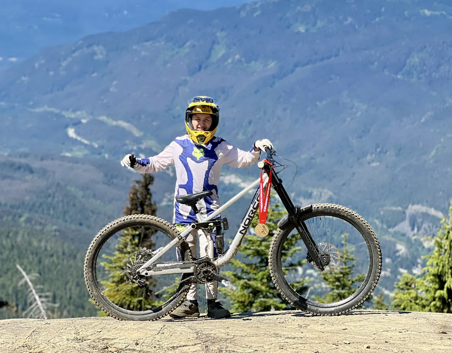 Mateo con su bicicleta Norco en Whistler