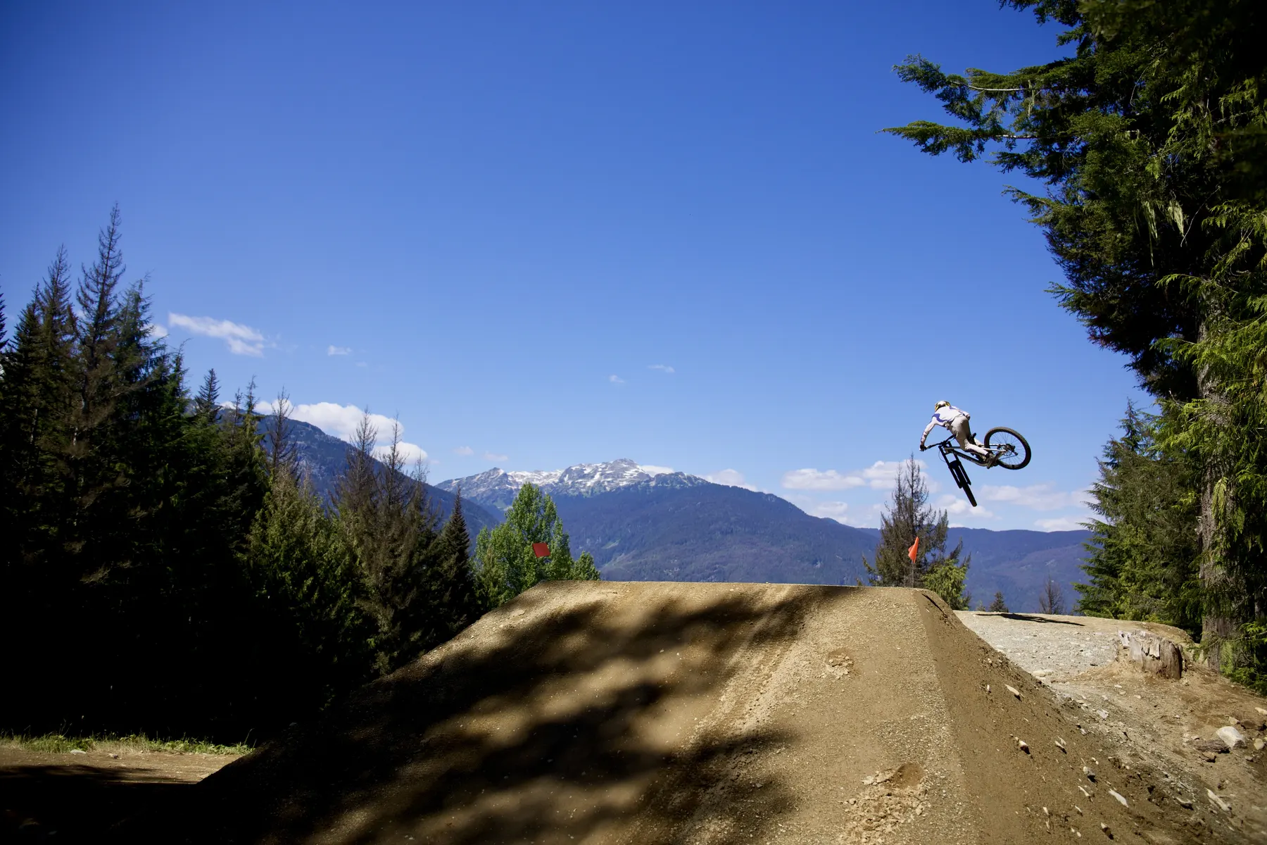 Mateo saltando en Whistler Bike Park